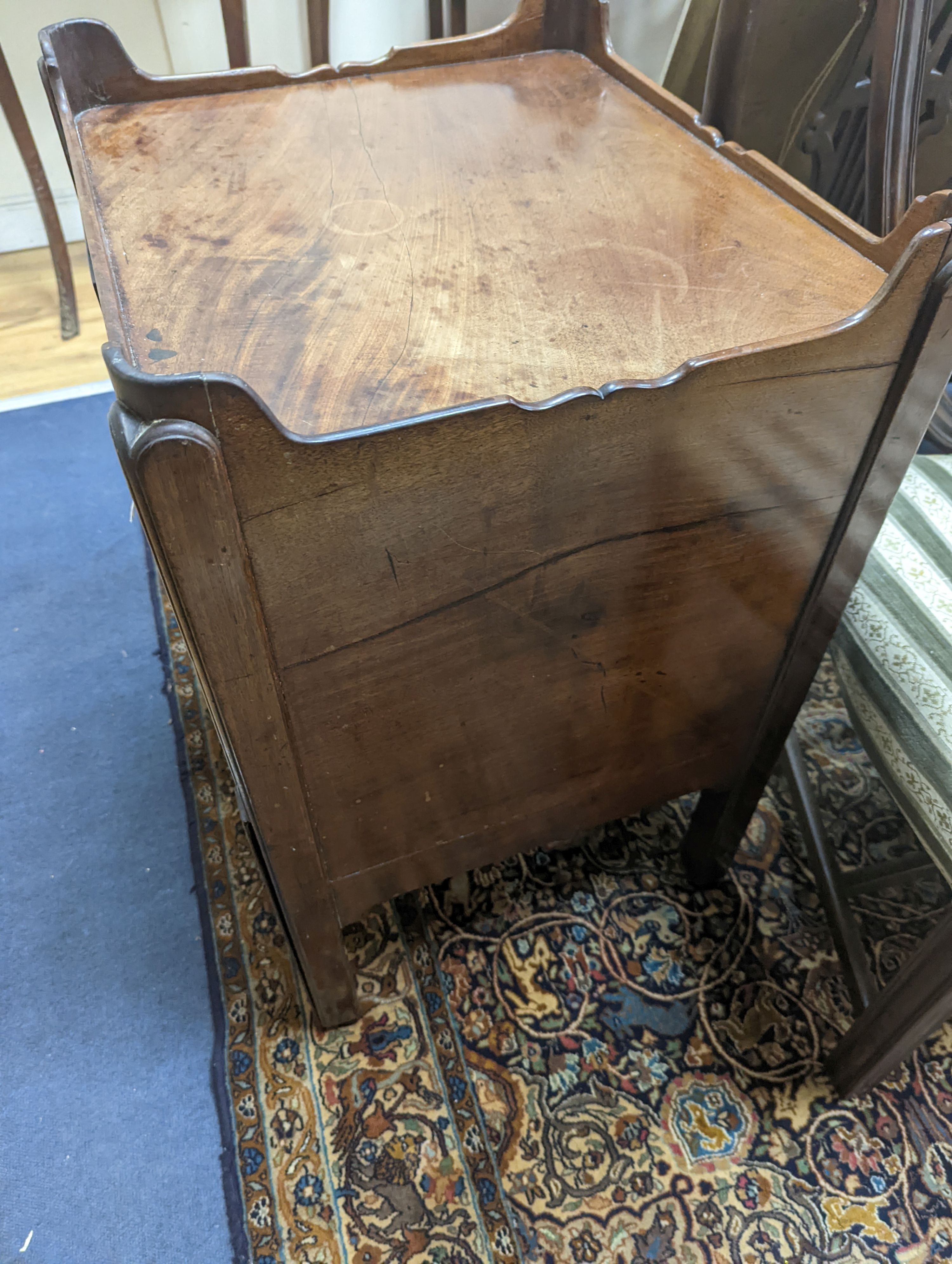 A George III mahogany tray top commode. W-54cm, D-48cm, H-76cm.